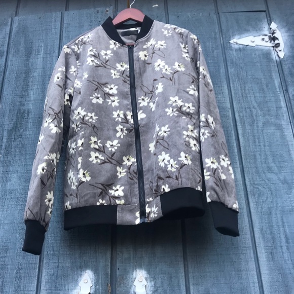 🌟Host Pick🌟 Floral Textured Bomber Gray & White - Picture 5 of 6